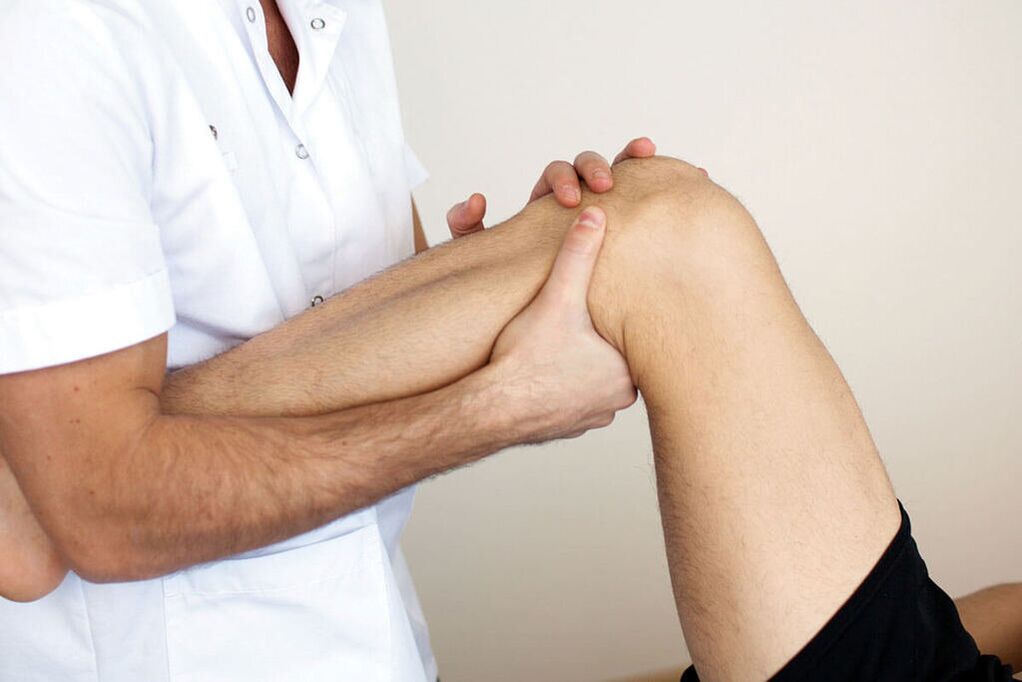 doctor examinando una rodilla con artrosis