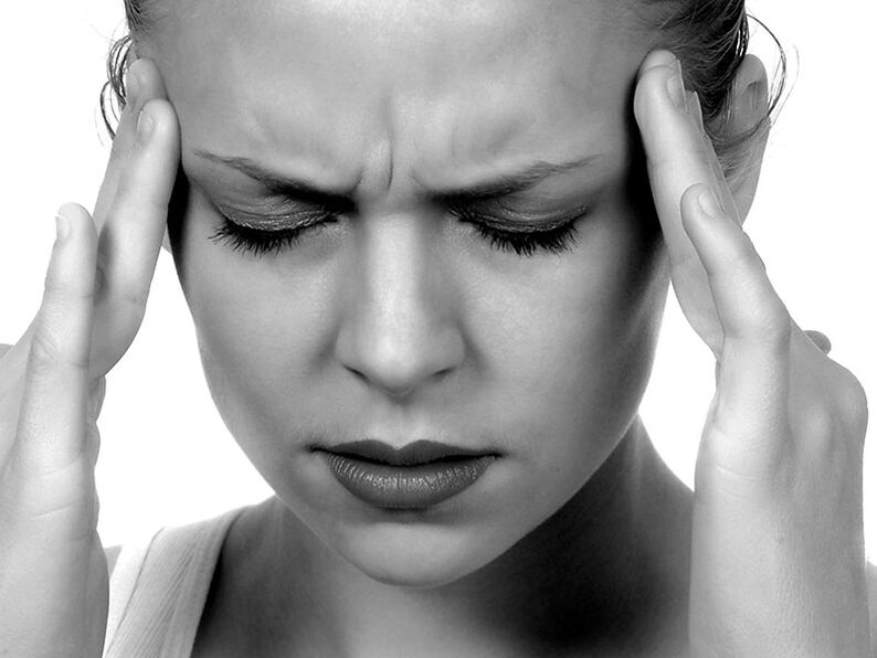 El dolor de cabeza es uno de los síntomas de la osteocondrosis de la columna cervical. 