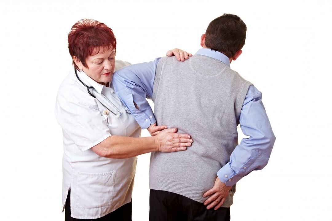 doctor examinando a un paciente con dolor de espalda