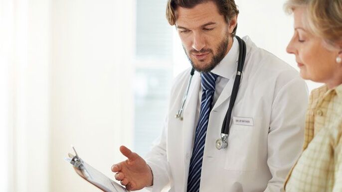 mujer en una cita con el médico